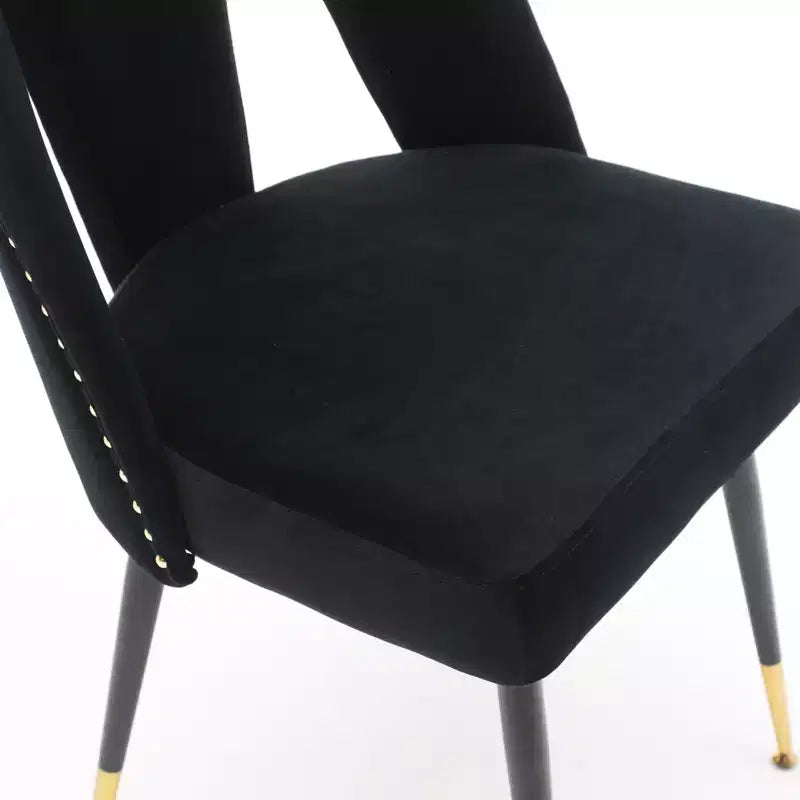 Silla de comedor moderna contemporánea de terciopelo - Tachuelas, patas de metal negro con puntas doradas