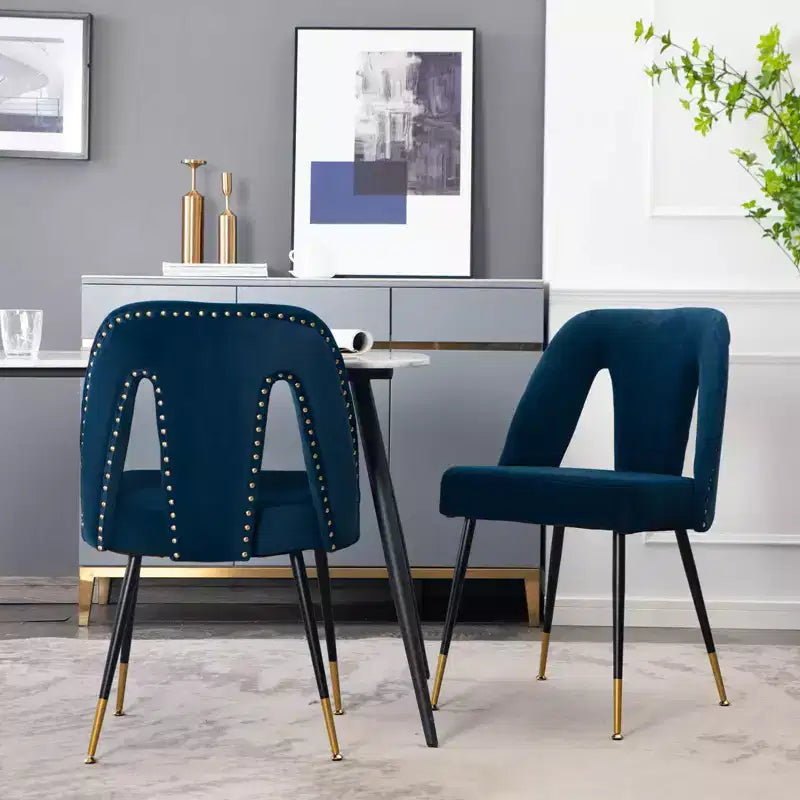 Silla de comedor moderna contemporánea de terciopelo - Tachuelas, patas de metal negro con puntas doradas