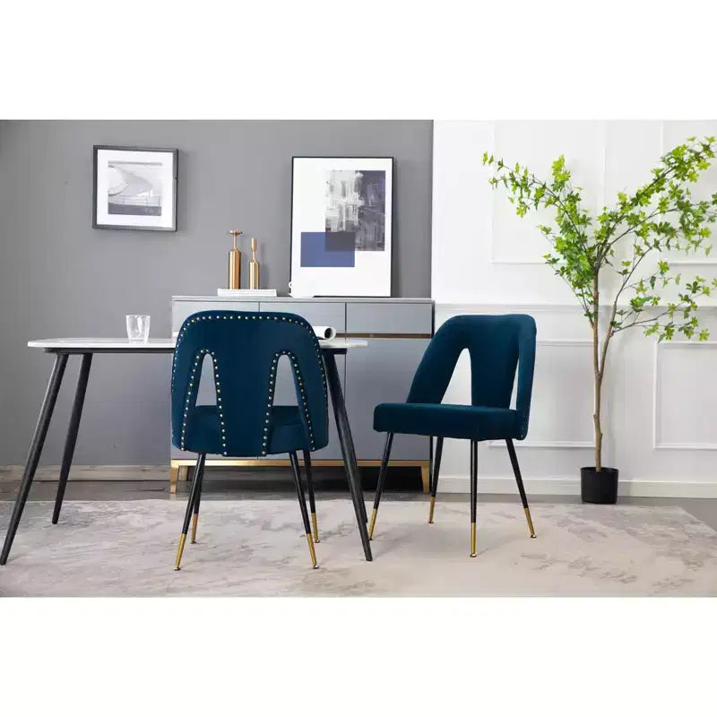 Silla de comedor moderna contemporánea de terciopelo - Tachuelas, patas de metal negro con puntas doradas
