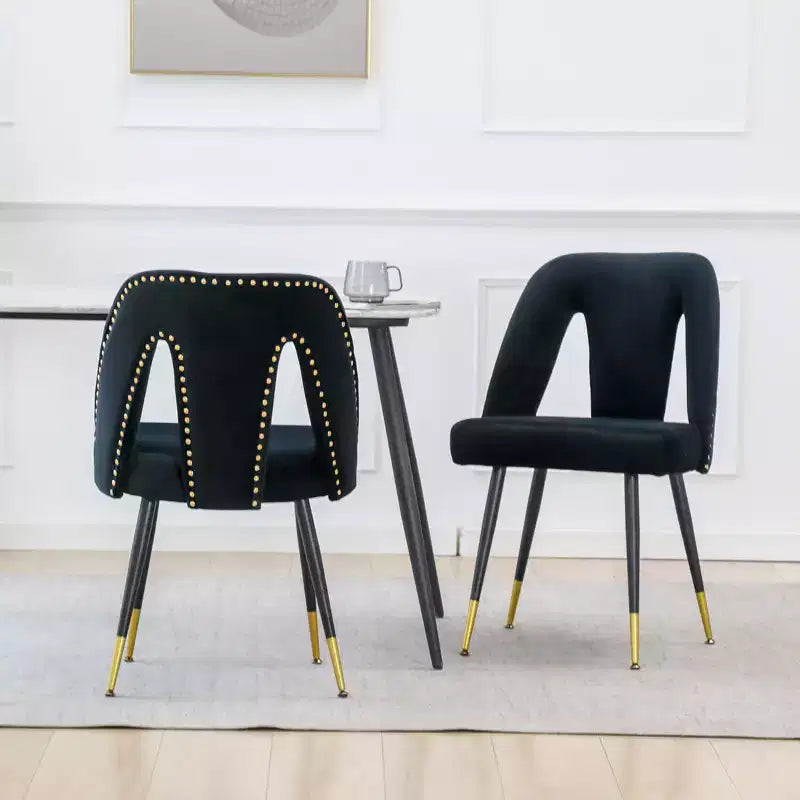 Silla de comedor moderna contemporánea de terciopelo - Tachuelas, patas de metal negro con puntas doradas