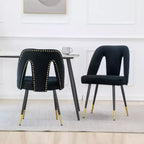 Silla de comedor moderna contemporánea de terciopelo - Tachuelas, patas de metal negro con puntas doradas