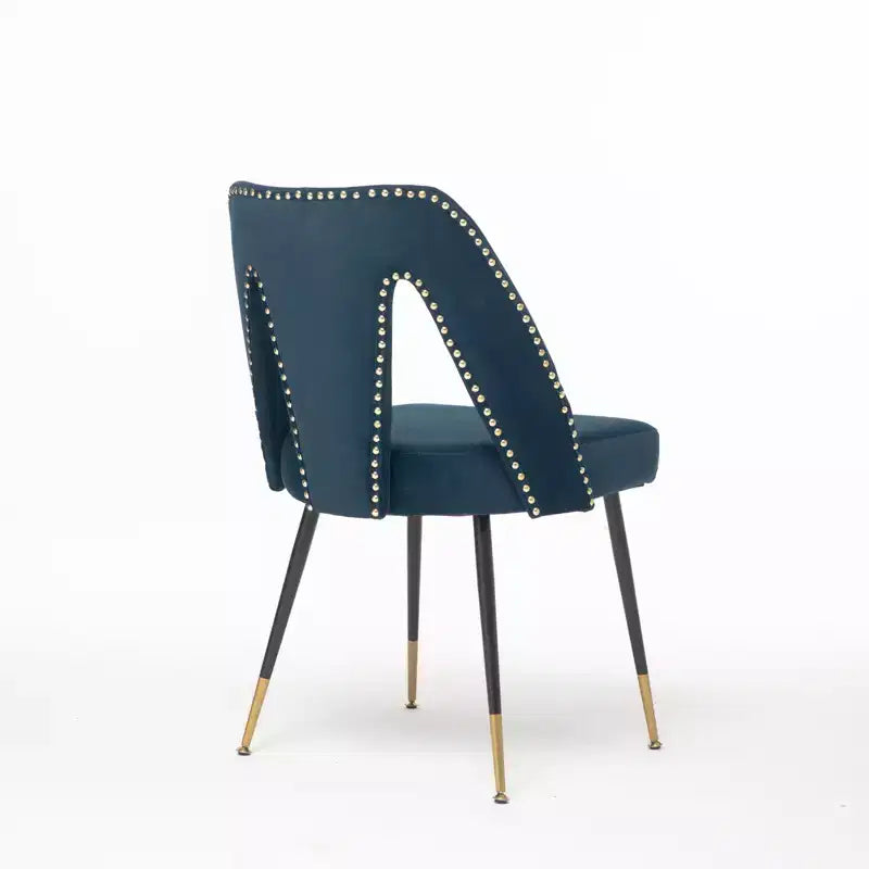 Silla de comedor moderna contemporánea de terciopelo - Tachuelas, patas de metal negro con puntas doradas