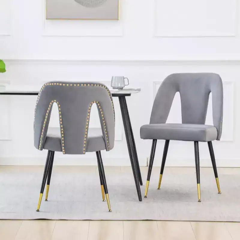 Silla de comedor moderna contemporánea de terciopelo - Tachuelas, patas de metal negro con puntas doradas