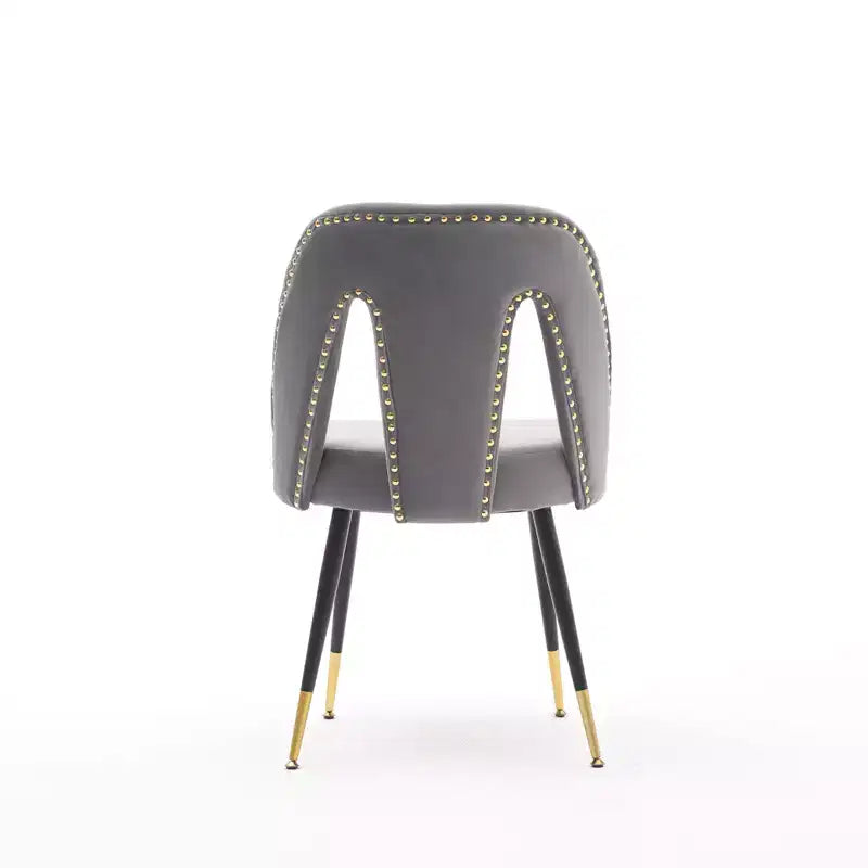 Silla de comedor moderna contemporánea de terciopelo - Tachuelas, patas de metal negro con puntas doradas