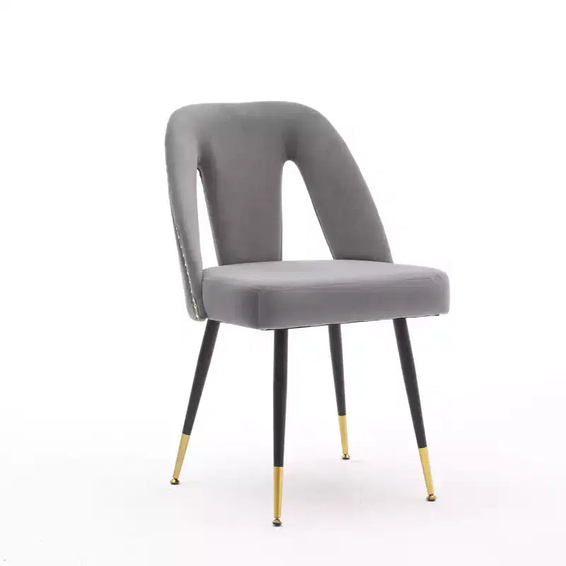 Silla de comedor moderna contemporánea de terciopelo - Tachuelas, patas de metal negro con puntas doradas