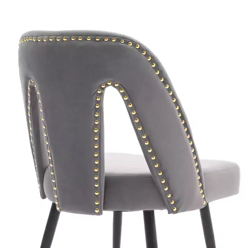 Silla de comedor moderna contemporánea de terciopelo - Tachuelas, patas de metal negro con puntas doradas