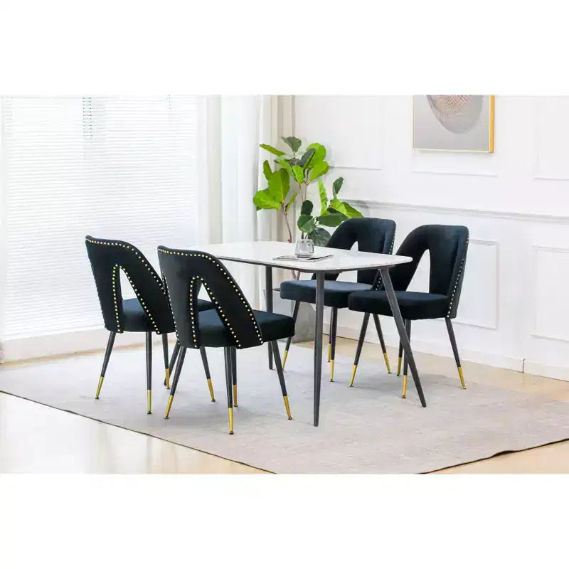 Silla de comedor moderna contemporánea de terciopelo - Tachuelas, patas de metal negro con puntas doradas