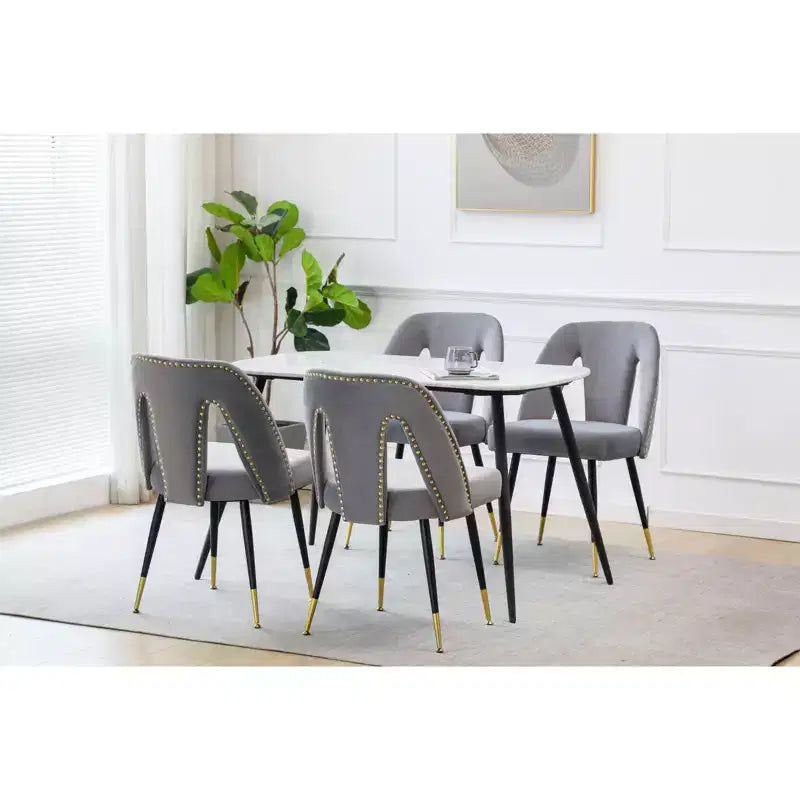 Silla de comedor moderna contemporánea de terciopelo - Tachuelas, patas de metal negro con puntas doradas