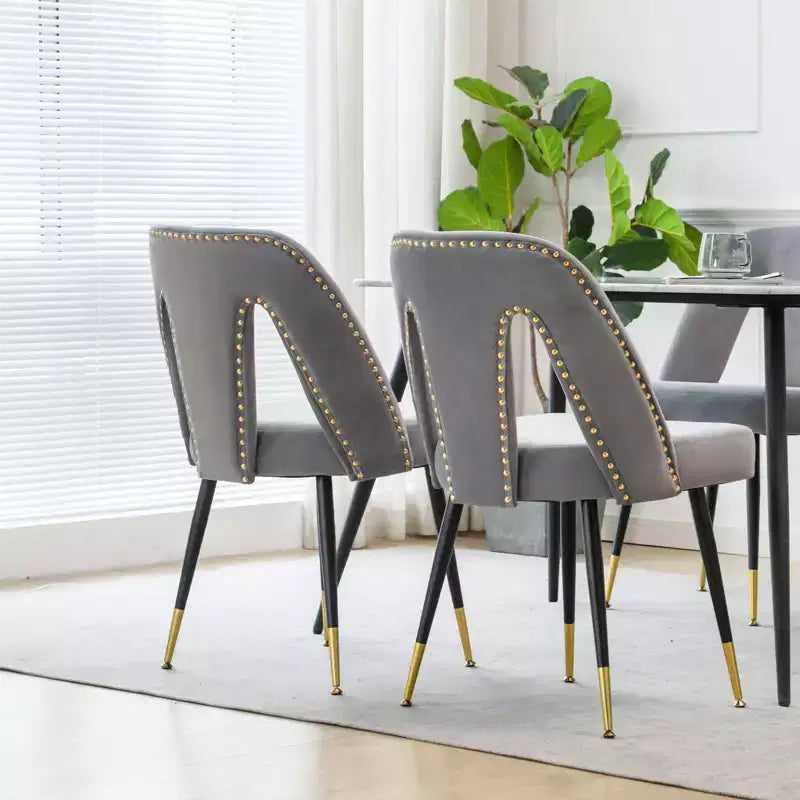 Silla de comedor moderna contemporánea de terciopelo - Tachuelas, patas de metal negro con puntas doradas