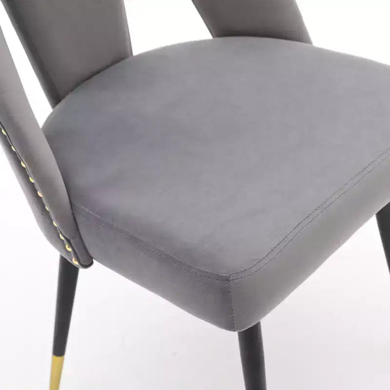 Silla de comedor moderna contemporánea de terciopelo - Tachuelas, patas de metal negro con puntas doradas