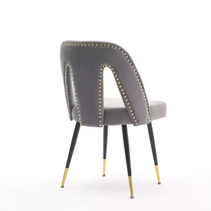 Silla de comedor moderna contemporánea de terciopelo - Tachuelas, patas de metal negro con puntas doradas