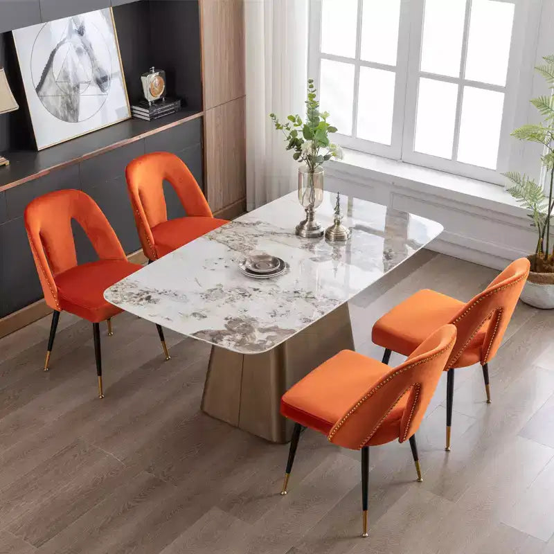 Silla de comedor moderna contemporánea de terciopelo - Tachuelas, patas de metal negro con puntas doradas
