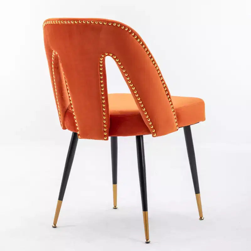 Silla de comedor moderna contemporánea de terciopelo - Tachuelas, patas de metal negro con puntas doradas