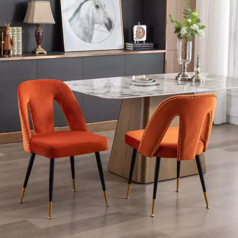 Silla de comedor moderna contemporánea de terciopelo - Tachuelas, patas de metal negro con puntas doradas