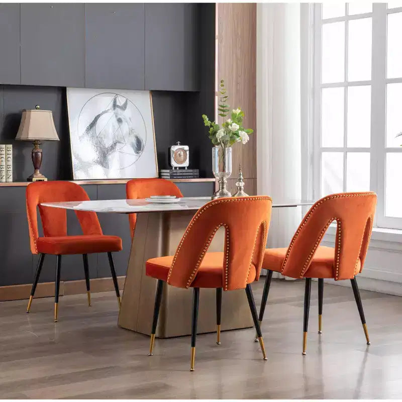 Silla de comedor moderna contemporánea de terciopelo - Tachuelas, patas de metal negro con puntas doradas