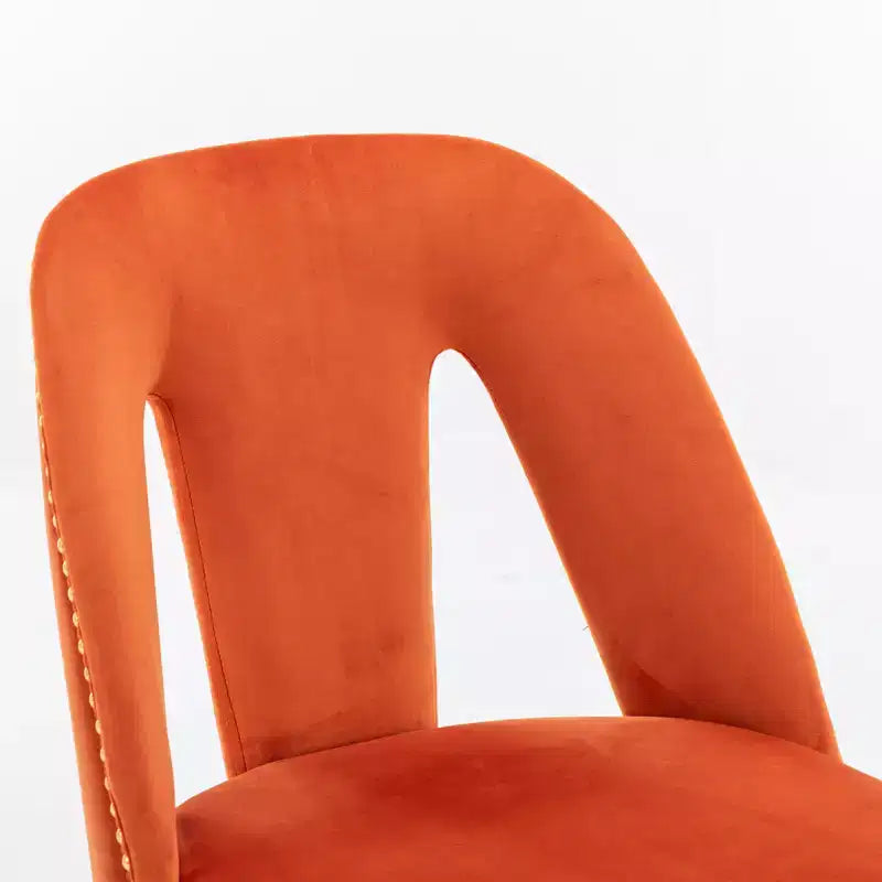 Silla de comedor moderna contemporánea de terciopelo - Tachuelas, patas de metal negro con puntas doradas