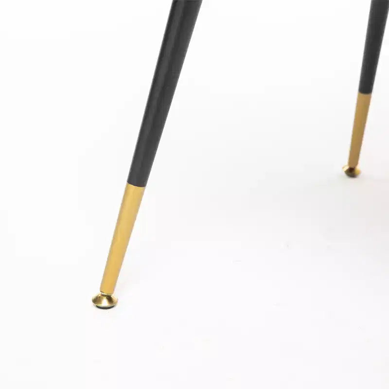 Silla de comedor moderna contemporánea de terciopelo - Tachuelas, patas de metal negro con puntas doradas