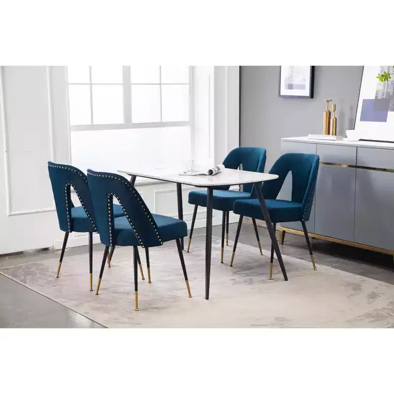 Silla de comedor moderna contemporánea de terciopelo - Tachuelas, patas de metal negro con puntas doradas