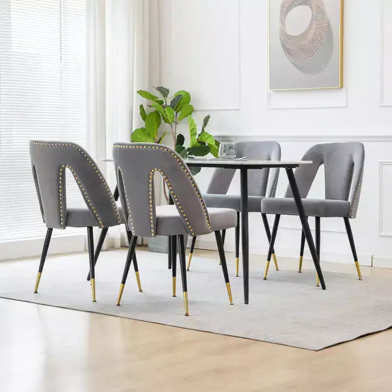 Silla de comedor moderna contemporánea de terciopelo - Tachuelas, patas de metal negro con puntas doradas