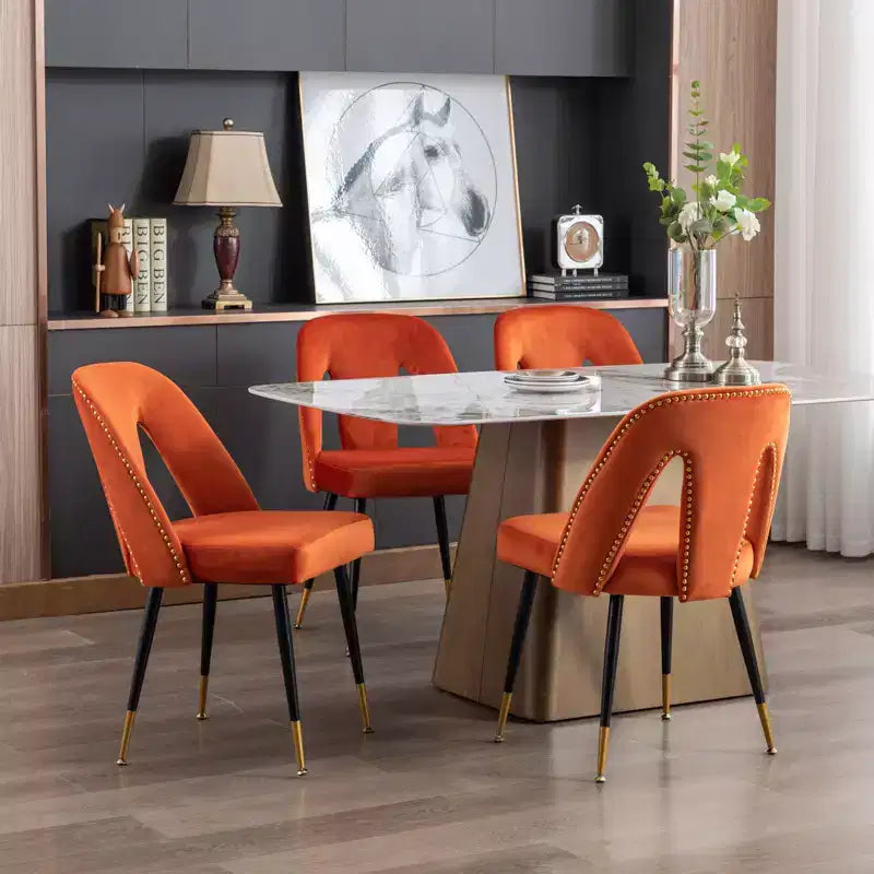 Silla de comedor moderna contemporánea de terciopelo - Tachuelas, patas de metal negro con puntas doradas