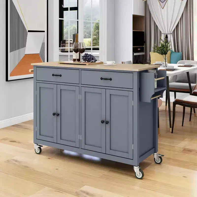 Isla de cocina con encimera de madera y ruedas con freno